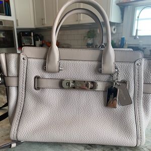 Coach tan leather bag. Excellent condition!